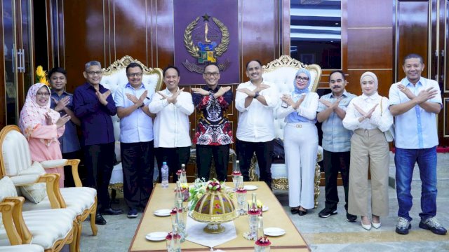Bapemperda DPRD Sulsel melakukan silaturahmi dengan Pj Gubernur Sulawesi Selatan, Prof Zudan Arif Fakhrulloh di ruang rapat Kantor Gubernur Sulsel, Jalan Urip Sumoharjo, Makassar, Kamis (2/1/2025). (Foto: Istimewa)