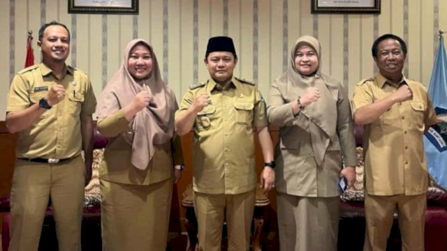 Kepala UPT Bapenda Perwakilan Bantaeng saat bersama Pj Bupati Bantaeng, Andi Abubakar. (Foto: Istimewa)