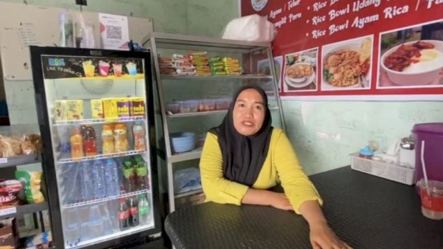 Nuriyanti Rita, warga Kota Makassar bersyukur bisa langsung mendapatkan potongan token sebesar 50 persen karena dapat memudahkan biaya operasional kios yang ia kelola. (Foto: Istimewa)