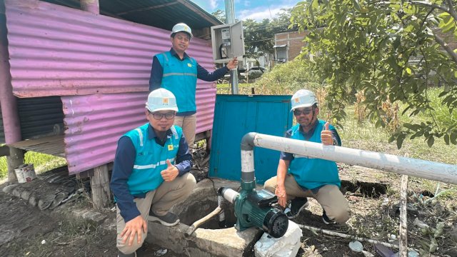 Manager PLN UP3 Bulukumba, Agus Priyanto saat menyalakan secara simbolis listrik PLN yang mengairi sawah di Desa Balang, Kabupaten Jeneponto. (Foto: Istimewa)