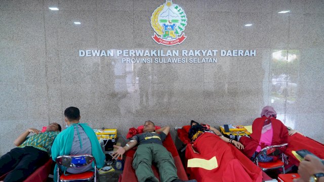 Sekretariat Dewan Perwakilan Rakyat Daerah (DPRD) Provinsi Sulawesi Selatan bekerjasama dengan Dinas Kesehatan Provinsi Sulsel menggelar kegiatan bakti sosial donor darah, Kamis (16/1/2025). (Foto: Istimewa)