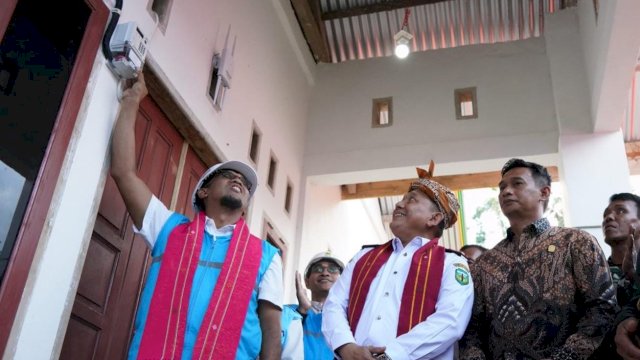 General Manager PLN UID Sulselrabar, Budiono (kiri) beserta jajaran Pemerintah Kabupaten Luwu menyalakan rumah salah satu warga di Desa Ilan Batu Uru, Kabupaten Luwu, Sulawesi Selatan. (Foto: Istimewa)