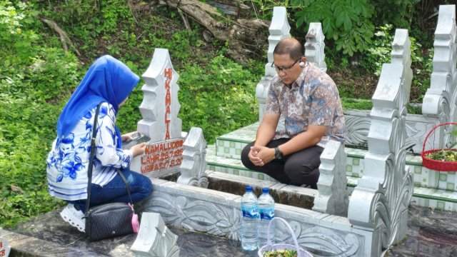Ket: Pj Wali Kota Batu, Aries Agung Paewai saat ziarah makam orang tua di Desa Bojo