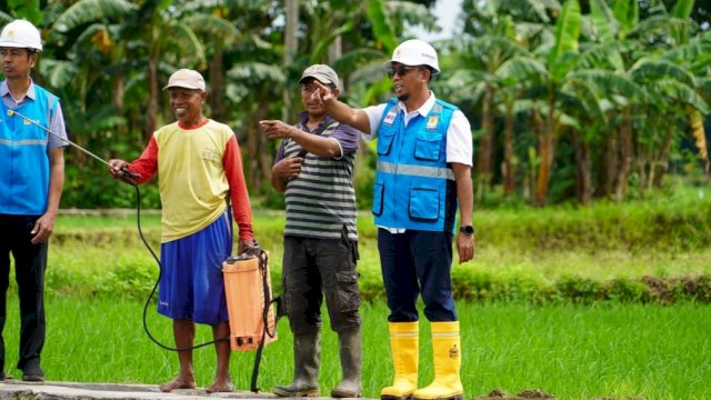 General Manager PT PLN (Persero) UID Sulselrabar, Budiono saat meninjau langsung program Electrifying Agriculture di Desa Kampili, Kelurahan Parangbanoa, Kabupaten Gowa, Sulawesi Selatan. (Foto: Istimewa)