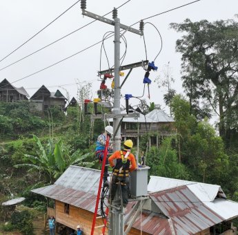 Kado Awal Tahun, Listrik PLN Hadirkan Terang di 14 Desa di Tana Toraja