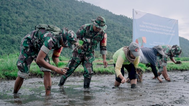 Pangdam XIII/Merdeka, Mayjen TNI Suhardi, bersama Ketua Persit KCK Daerah XIII/Merdeka, Evi Suhardi, beserta jajaran saat melakukan kunjungan kerja ke PT Vale IGP Morowali, Sabtu (25/1/2025). (Foto: Istimewa)
