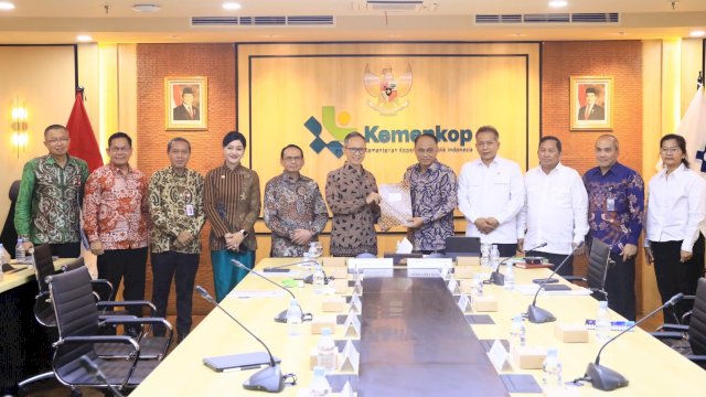 Ketua Dewan Komisioner OJK Mahendra Siregar, saat menerima Daftar Koperasi Sektor Jasa Keuangan dari Menteri Koperasi Budi Arie, di Kantor Kemenkop RI, kemarin. (Dok. Otoritas Jasa Keuangan)