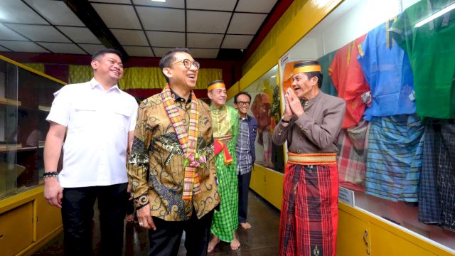 Bupati Gowa Adnan Purichta Ichsan (kiri) saat menerima kunjungan Menteri Kebudayaan (Menkebud) RI, Fadli Zon, di Museum Istana Balla Lompoa Kabupaten Gowa, kemarin. (Dok. Humas Gowa)