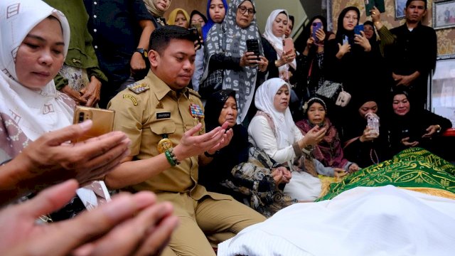 Bupati Gowa, Adnan Purichta Ichsan di sela-sela melayat di rumah duka Alm. Ustad Usman Jasad, di Belmont Resident Aroepalla Hertasning, Makassar, kemarin. (Dok. Humas Gowa)