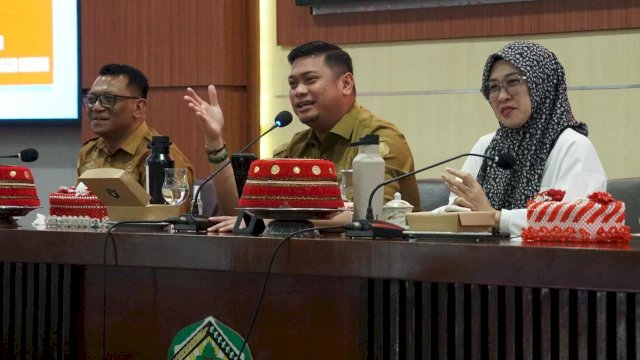 Bupati Gowa, Adnan Purichta Ichsan didampingi Sekretaris Daerah Kabupaten Gowa Andy Aziz bersama Bupati Gowa Terpilih, Sitti Husniah Talenrang saat menghadiri Coffee Morning Pemkab Gowa, di Baruga Karaeng Galesong, Kantor Bupati Gowa, kemarin. (Dok. Humas Gowa)