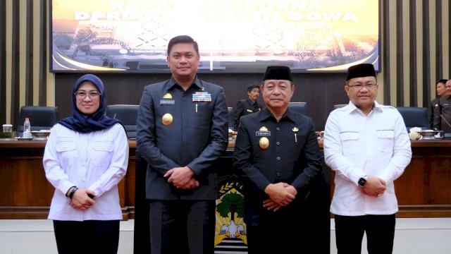 Bupati Gowa, Adnan Purichta Ichsan dan Wakilnya Abd Rauf Malaganni (Adnan-Kio) bersama Bupati dan Wakil Bupati Gowa terpilih Husniah Talenrang dan Darmawangsyah Muin (Hati Damai) berfoto bersama usai menghadiri Rapat Paripurna DPRD Kabupaten Gowa terkait Pengumuman Hasil Penetapan Pasangan Bupati dan Wakil Bupati Gowa Terpilih Periode 2025-2030, di Ruang Rapat Paripurna DPRD Kabupaten Gowa, kemarin. (Dok. Humas Gowa)