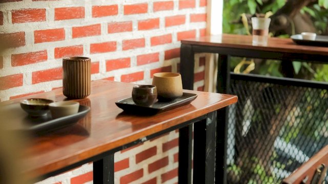 Sinrilik Cafe yang berlokasi di Jl. Statistik, Tamalanrea Indah, Kecamatan Tamalanrea, Kota Makassar menawarkan alam yang menyejukkan untuk menjadi pilihan nongkrong. (Dok. Sinrilik Cafe)