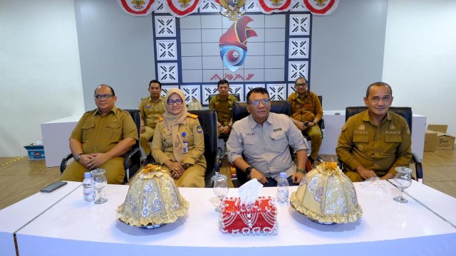 Sekretaris Daerah Kabupaten Gowa Andy Azis (tengah) saat menghadiri Rapat Koordinasi Sekaligus Penyerahan Sertifikat kepada Penerima Layanan PBG secara virtual, di Peace Room A&rsquo;Kio, Kantor Bupati Gowa, kemarin. (Dok. Humas Gowa)