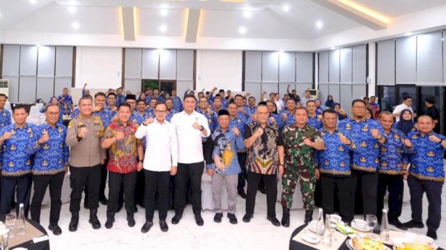 Bupati Gowa, Adnan Purichta Ichsan dan Wamendagri RI Bima Arya Sugiarto (tengah) berfoto bersama pimpinan forkopimda dan SKPD Gowa, di sela-sela Kunker Wamendagri, di Baruga Tinggimae, Rumah Jabatan Bupati Gowa, kemarin. (Dok. Humas Gowa)