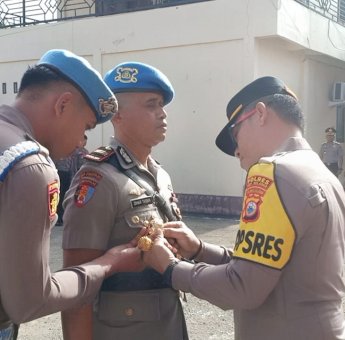 25 Personel Polres Selayar Terima Kado Tahun Baru Berupa Kenaikan Pangkat