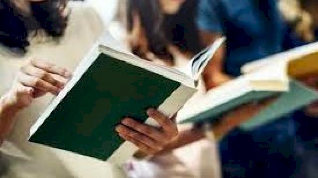 Ilustrasi kebiasaan membaca masyarakat. (Dok. Int)