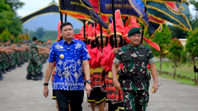Bupati Gowa Adnan Purichta Ichsan saat bersilaturahmi ke Pangdivif 3 Kostrad, Mayjen TNI Bangun Nawoko, di Markas Divif 3 Kostrad Pakkatto, Kecamatan Bontomarannu, kemarin. (Dok. Humas Gowa)
