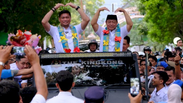 Bupati Gowa Adnan Purichta Ichsan, dan Wakilnya Abd Rauf Malaganni (Adnan-Kio) saat menyampaikan salam cinta penuh hangat kepada masyarakat Kabupaten Gowa, di sela-sela pelepasan menuju Rumah Jabatan Bupati Gowa, usai Apel Besar Pelepasan Masa Tugas Bupati dan Wakil Bupati Gowa Periode 2016-2025, di Lapangan Upacara Kantor Bupati Gowa, kemarin. (Dok. Humas Gowa)