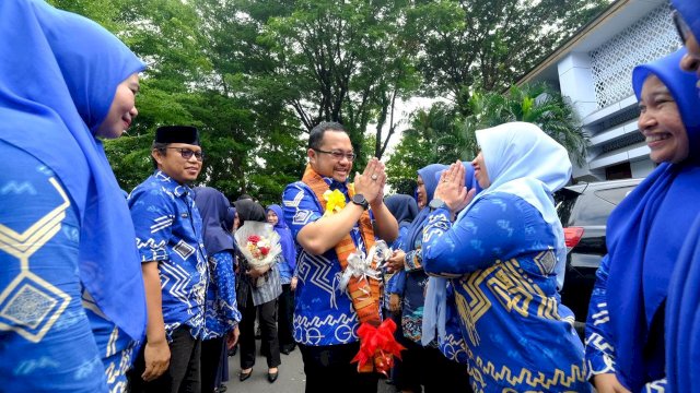 Wakil Bupati Gowa, Darmawangsyah Muin saat menyapa ASN Pemkab Gowa saat pertama kali berkantor usai dilantik, di Kantor Bupati Gowa, Jumat, (21/02/2025). (Dok. Humas Gowa)