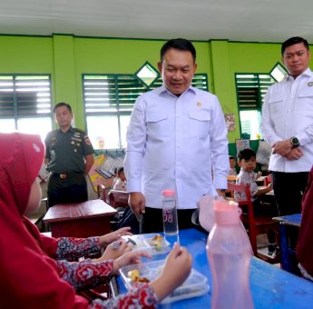 Adnan Dampingi Jendral Purn. Dudung Abdurrachman Tinjau Program MBG di Gowa
