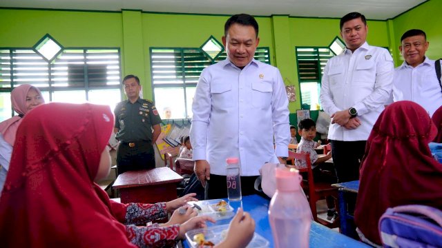 Bupati Gowa Adnan Purichta Ichsan saat mendampingi Penasihat Khusus Presiden Bidang Pertahanan Nasional Jendral TNI (Purn) Dudung Abdurrachman meninjau program MBG, di SD Negeri Sungguminasa V, kemarin. (Dok. Humas Gowa)