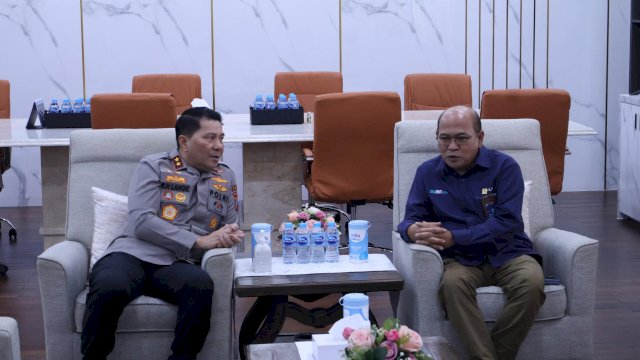 General Manager PLN UIP Sulawesi Wisnu Kuntjoro Adi bersama Kapolda Sulut Irjen Pol Roycke Harrie Langie saat melakukan pertemuan, di Ruang Kerja Polda Sulut, kemarin. (Dok. Humas PLN UIP Sulawesi)