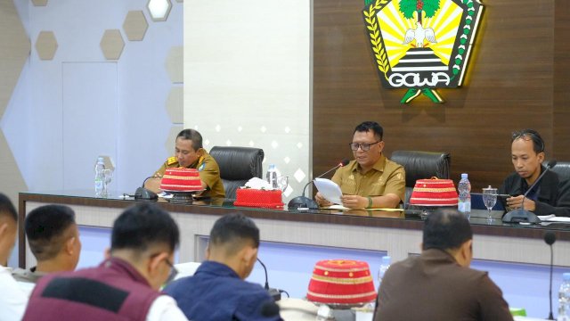 Sekretaris Daerah Kabupaten Gowa, Andy Azis (tengah), saat memimpin Rapat High Level Meeting TPID Kabupaten Gowa rangka Bulan Suci Ramadan dan Idul Fitri 1446 Hijriah, di Baruga Karaeng Pattingalloang, Kantor Bupati Gowa, kemarin. 