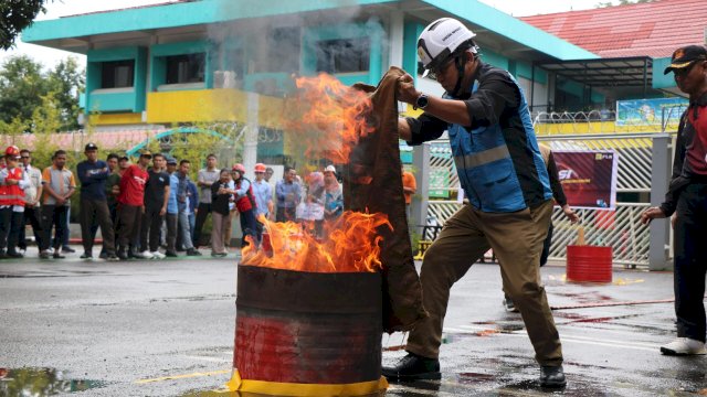 PLN UIP Sulawesi saat melaksanakan simulasi tanggap darurat kebakaran dalam rangka memperingati Bulan K3 Nasional, kemarin. (Dok. Humas PLN UIP Sulawesi)