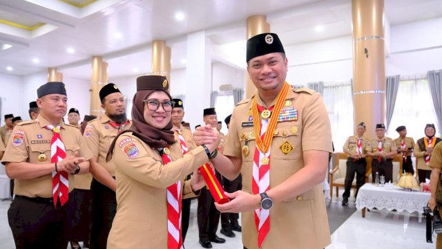 Bupati Gowa, yang juga Kwarda Gerakan Pramuka Sulsel Adnan Purichta Ichsan, saat melantik Bupati Gowa Terpilih, Siti Husniah Talenrang sebagai Ketua Kwarcab Gerakan Pramuka Gowa, di Baruga Karaeng Galesong, Kantor Bupati Gowa, kemarin. (Dok. Humas Gowa)