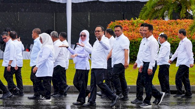 Bupati Gowa Terpilih, Sitti Husniah Talenrang dan Wakilnya Darmawangsyah Muin menuju lokasi gladi bersih pelantikan serentak kepala daerah, kemarin. (Dok. Humas Gowa)