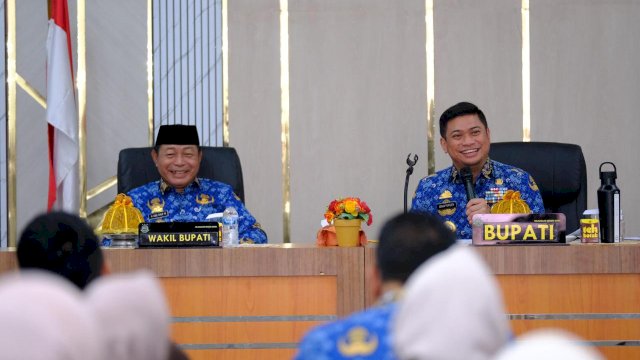 Bupati Gowa, Adnan Purichta Ichsan bersama Wakil Bupati Gowa, Abd. Rauf Malaganni (Adnan-Kio) saat melakukan silatuhrahmi dan pamit kepada jajaran Kejari Gowa, di Kantor Kejari Gowa, kemarin. (Dok. Humas Gowa) 