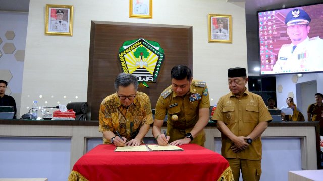 Bupati Gowa Adnan Purichta Ichsan didamping Wakilnya Abd. Rauf Malaganni, dan Senior Director Yayasan Putera Sampoerna, Elan Merdy saat melakukan penandatanganan kerjasama di bidang pendidikan, di Baruga Karaeng Pattingaloang, Kantor Bupati Gowa, kemarin. (Dok. Humas Gowa)