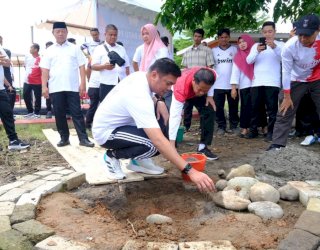 Kado Terakhir Adnan-Kio, Bangun Mushalah di Lapangan Sultan Hasanuddin