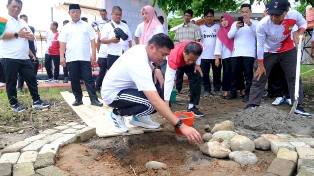 Bupati Gowa Adnan Purichta Ichsan dan Wakilnya Abd. Rauf Malaganni (Adnan-Kio) saat melakukan peletakan batu pertama pembangunan mushalah di kawasan Lapangan Sultan Hasanuddin, Jalan Tumanurung, Kecamatan Somba Opu, kemarin. (Dok. Humas Gowa)