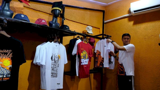 Bupati Gowa Periode 2021-2025 Adnan Purichta Ichsan saat melihat koleksi brand Ayo Ke Gowa!, di Official Store Ayo Ke Gowa!, di Kawasan RTH Syekh Yusuf Discovery, kemarin. (Dok. Humas Gowa)