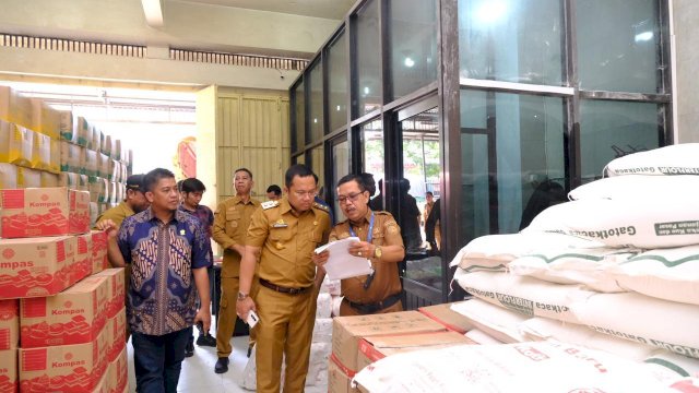 Wakil Bupati Gowa, Darmawangsyah Muin saat melakukan pengecekan stok dan harga di salah satu distributor, kemarin. (Dok. Humas Gowa)