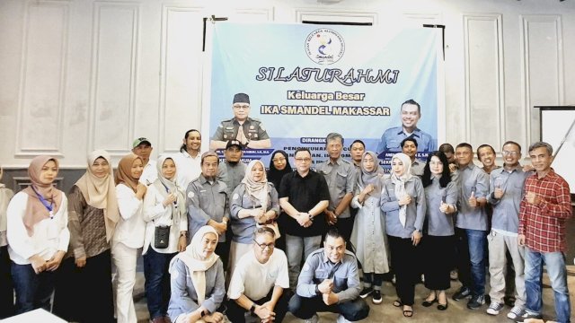 Ketua Umum IKA Smandel Makassar Syahrul Juaksha Subuki (kemeja hitam) bersama Keluarga Besar IKA Smandel, di sela-sela Silatuhrahmi Antar Alumni, di Vaan In Sky Makassar, Sabtu, (22/02/2025). (Dok. Istimewa)