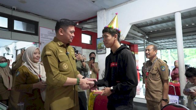 Bupati Gowa, Adnan Purichta Ichsan, saat meninjau program pemeriksaan gratis bagi yang berulang tahun, di Puskesmas Somba Opu, kemarin. (Dok. Humas Gowa)