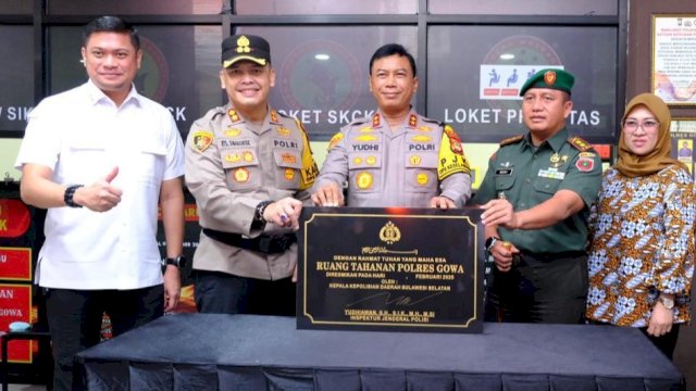 Bupati Gowa, Adnan Purichta Ichsan bersama Bupati Gowa Terpilih, Husniah Talenrang saat menghadiri Launching Ruang ETLE Modern dan Ruang Tahanan Polres Gowa, di Mapolres Gowa, kemarin. (Dok. Humas Gowa)