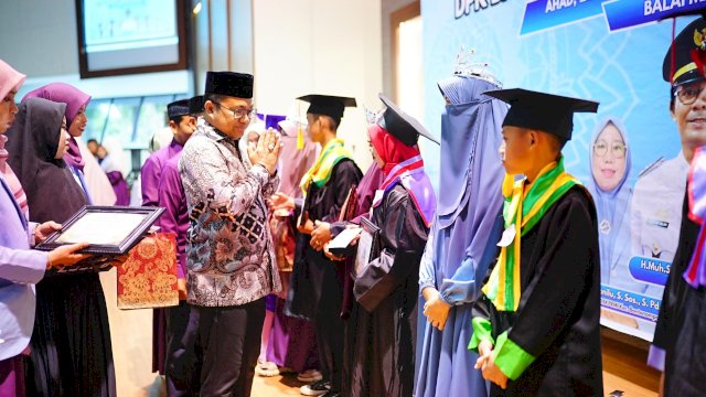 Wakil Bupati Gowa Darmawangsyah Muin saat menghadiri Wisuda Santri Bontonompo TK/TPA XXV DPK BKPRMI, di Balai Manunggal Makassar, kemarin. (Dok. Humas Gowa)