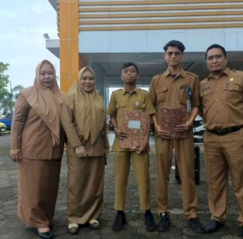 Dorong Transformasi Digital, Direktur RSUD Andi Makkasau Beri Penghargaan atas Inovasi Sistem Barcode