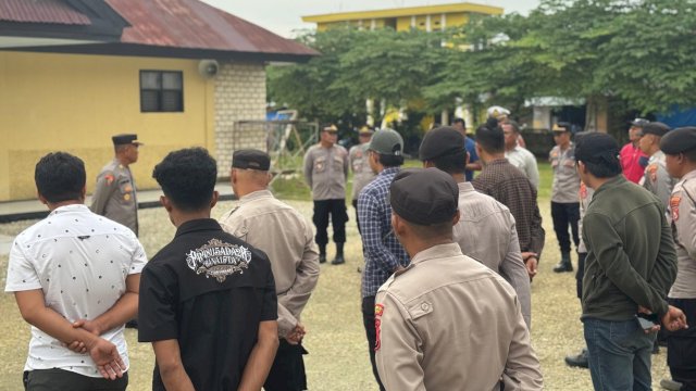 Kapolres Buton Tengah AKBP Wahyu Adi Waluyo, memberikan arahan kepada personelnya. (Istimewa)