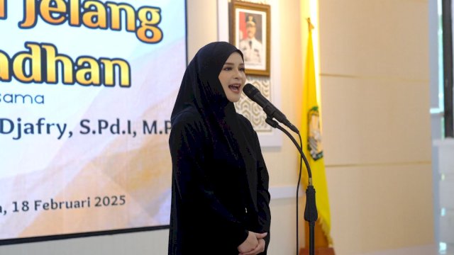 Priska Paramita Adnan saat menyampaikan salam perpisahan (pamit), di sela-sela Kajian Jelang Ramadan bersama Ustadzah Rini Djafary, di Baruga Tinggimae, Rumah Jabatan Bupati Gowa, kemarin. (Dok. Humas Gowa)