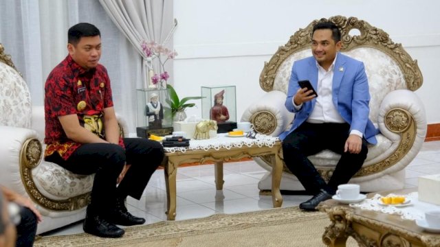 Bupati Gowa, Adnan Purichta Ichsan saat menerima kunjungan Ketua Komisi II DPR RI, Muhammad Rizqinizamy Karsayuda, di Rumah Jabatan Bupati Gowa, kemarin. (Dok. Humas Gowa)
