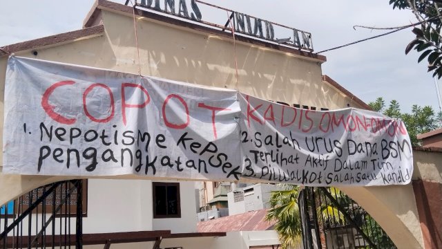 Ket: Spanduk tuntutan massa di depan Kantor Dinas Pendidikan dan Kebudayaan Kota Parepare