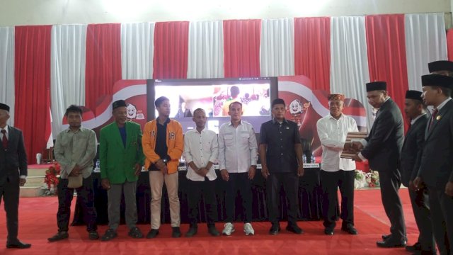 penyerahan hasil pleno, oleh ketua KPU buteng, kepada ketua tim pemenang Azhari-Adam Basan. (Istimewa)