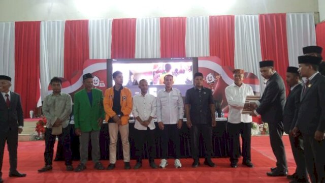 Penyerahan hasil pleno, oleh ketua KPU Buteng, kepada ketua tim pemenang Azhari-Adam Basan. [Foto.ist]