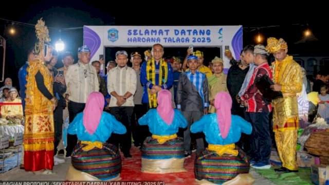Penyambutan Pj. Bupati Buteng H. Kostantinus Bukide. [Src]