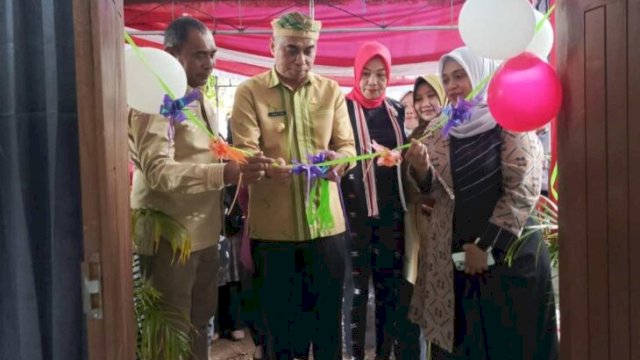 Pj Bupati Buton Tengah di dampingi PJ Sekda melakukan pemotongan pita peresmian gedung dekranasda kabupaten Buton Tengah. [Foto. IST]