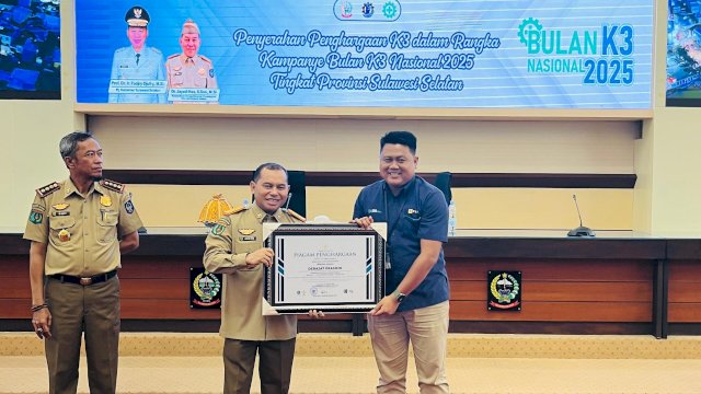 PLN wilayah kerja UIP Sulawesi dan UPP Sulsel berhasil meraih puluhan penghargaan dalam Peringatan K3 Nasional 2025. Penghargaan yang diterima tersebut atas komitmen perusahaan menerapkan budaya keselamatan dan kesehatan kerja bagi para pegawainya. (Dok. Humas PLN UIP Sulawesi)